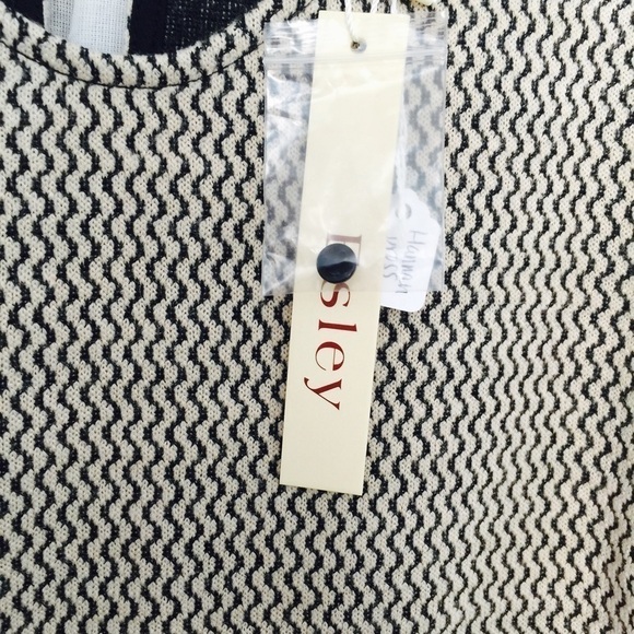 Super cute embroidered dress (NWT) - Picture 4 of 5